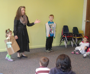 photo of storyteller Karen Pillsworth and helpers, Children's Museum at Saratoga